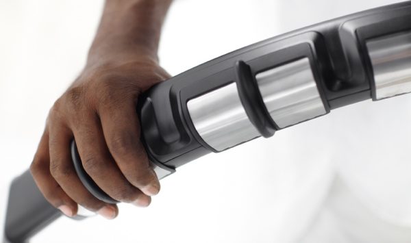 seca-mBCA-african-hand-on-hand-electrodes-close